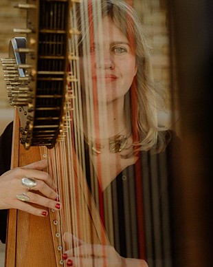 「現代アンビエント・ハープの才媛＝メアリー・ラティモア、レア音源集『Collected Pieces: 2015-2020』発売決定」