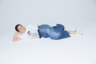 「小泉今日子、自身デザインのTシャツを着用したアーティスト写真は全6種」