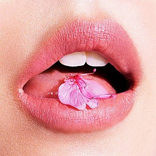 「あいみょん「桜が降る夜は」自身7曲目のストリーミング累計1億回再生突破」