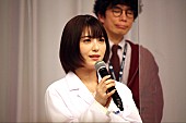 「浜辺美波「夜寝るかのようにガッツリ本気で落ちられる」　柄本佑と撮影現場で“パワ－ナップ睡眠”」1枚目/1