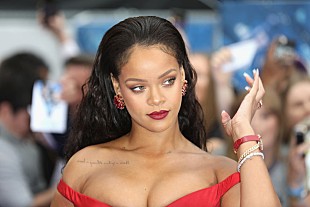 「リアーナ、バレンタインに向けてSavage X Fentyの最新プロモ写真を公開」