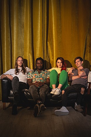 「ブロック・パーティー、初期のサウンドに回帰した新曲「The Girls Are Fighting」公開」