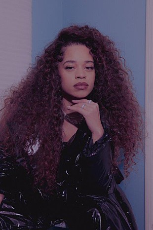 「エラ・メイ、最新シングル「DFMU」MVで90年代R&amp;Bへの愛と感謝を表現」