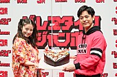 「今田美桜が、バレンタインケ－キにデコレ－ション　妻夫木聡「“妹”に頂けるのは、ちょっとじんわりきちゃう」」1枚目/1