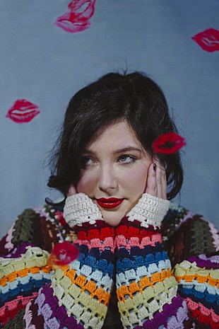 「ルーシー・ダッカス、子供時代の恋心を表現した「Kissing Lessons」のMV公開」