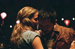 「映画『ブルー・バイユー』、アリシア・ヴィキャンデルが歌唱する本編映像が公開」