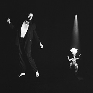 「ファーザー・ジョン・ミスティ、新曲「Q4」のレトロなMV公開」