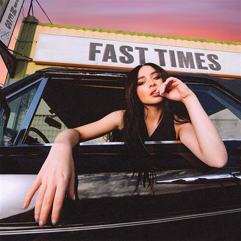 サブリナ・カーペンター、新たな一面が垣間見れる新曲「Fast Times」のMV解禁