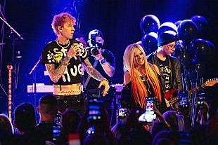 「アヴリル・ラヴィーン、新作リリース記念ライブでマシン・ガン・ケリーとコラボ曲初パフォーマンス」