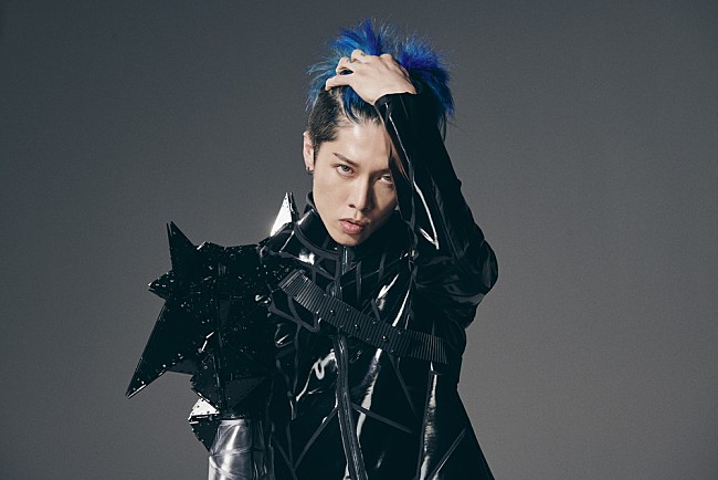 MIYAVI「MIYAVI、アニメ『トライブナイン』OPテーマ「Strike It Out」ジャケ写＆アー写公開　5月にBillboard Live公演も開催決定」1枚目/4