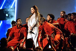 「ロザリア、米人気番組『SNL』で最新ALから2曲をパフォーマンス」