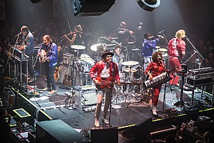 「アーケイド・ファイア、ウクライナのためにベネフィット・コンサートを急遽開催」