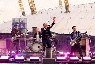 「コールドプレイ、最新ライブ映像とアニメでディストピアを描いた「ピープル・オブ・ザ・プライド」MVを公開」