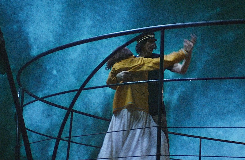 アダム・ドライバーとマリオン・コティヤールが嵐の中で歌い踊る、レオス・カラックス『アネット』