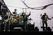 ボノ「U2のボノ、ゼレンスキー大統領を聖パトリックに例えた詩を米ペロシ議長が朗読」1枚目/1