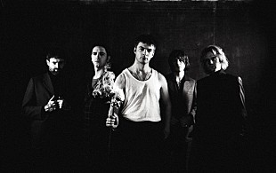 「フォンテインズD.C.、3rdアルバム『スキンティ・フィア』からタイトル曲のMV解禁」