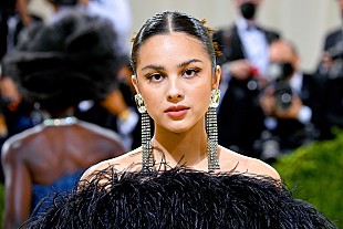 「オリヴィア・ロドリゴ、ドリュー・バリモアとの対談で過去の失恋は自分にも一部責任があったと語る「誰も完璧ではない」」