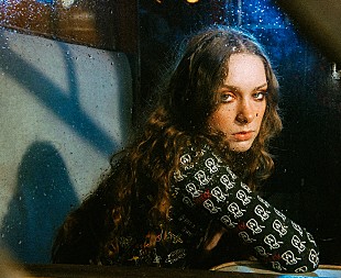 「ホリー・ハンバーストーン、プリンスの名曲「I Would Die 4 U」をカバー」