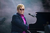 エルトン・ジョン「エルトン・ジョン、故テイラー・ホーキンスをライブで追悼「真のミュージシャン」」1枚目/1