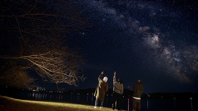 VIGORMAN（変態紳士クラブ）、夜空を見に出かける「Planetarium Light feat. JAGGLA & MUD」MV公開 