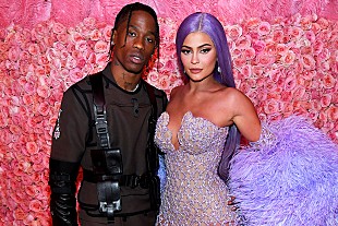 「カイリー・ジェンナー、トラヴィス・スコットが息子を抱っこする写真を投稿」