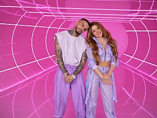 「シャキーラ＆ラウ・アレハンドロ、コラボ曲「Te Felicito」MVでロボット・ダンスを披露」