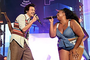 「【コーチェラ2022】ハリー・スタイルズ、リゾと「アイ・ウィル・サバイブ」＆1Dのヒット曲をデュエット」