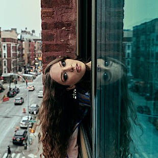 「ホリー・ハンバーストーン、新曲「Sleep Tight」で友達に恋愛感情を抱くことへの不安を歌う」