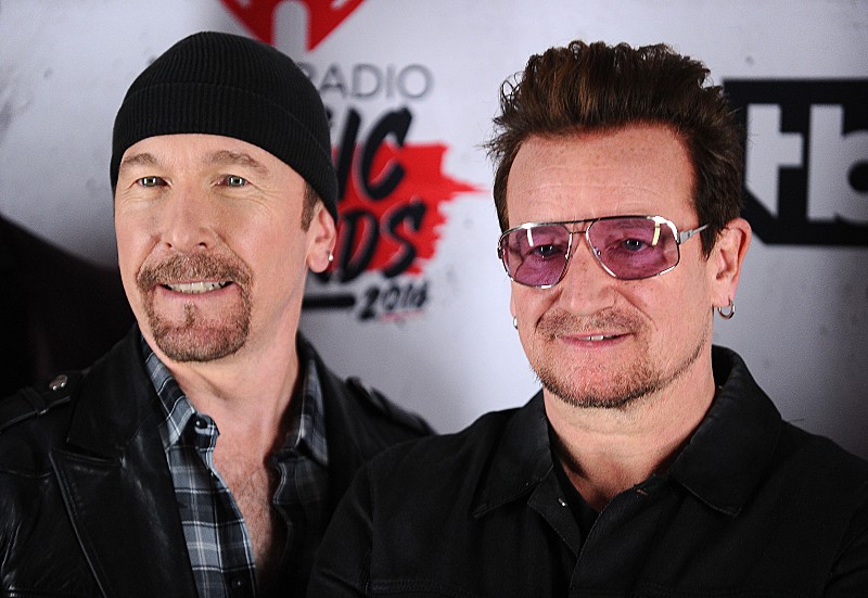 U2のボノ＆ジ・エッジ、キーウ地下鉄駅で「スタンド・バイ・ミー」を披露 