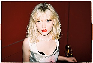 「メイジー・ピーターズ、ポップ・パンクな新曲「ケイトズ・ブラザー」公開」