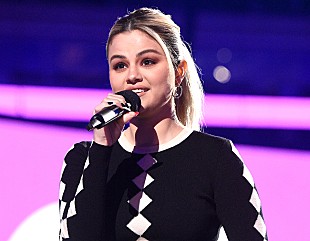 「セレーナ・ゴメス、米人気番組『SNL』で初めてホスト担当へ　音楽ゲストはポスト・マローン」