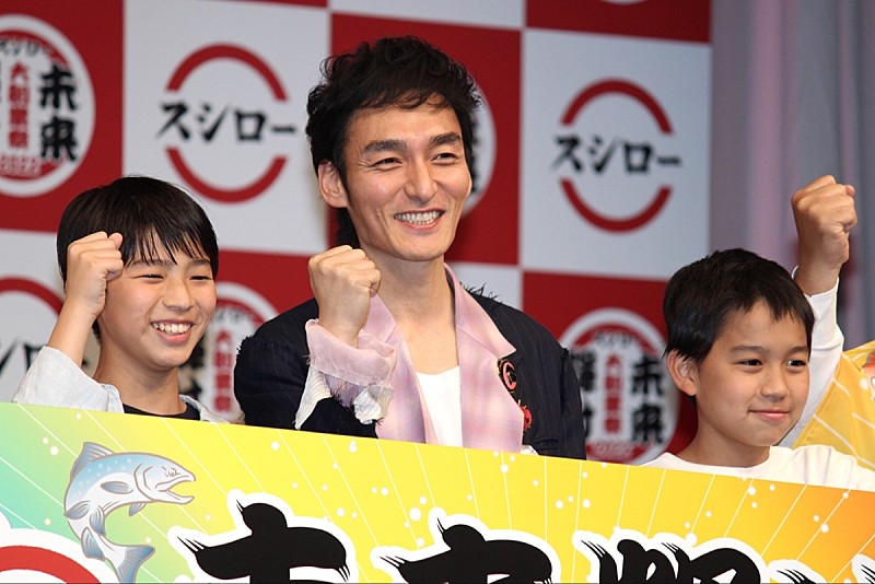 「草なぎ剛「僕、前世はイカだったんじゃないかな」　「おいしいものを好きな人と食べるのが一番の幸せ」」1枚目/1