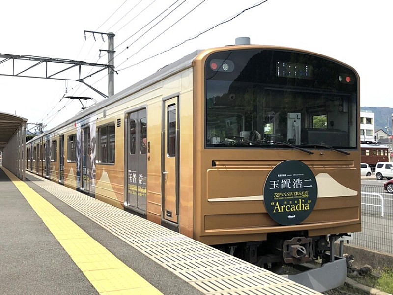 富士急行線で玉置浩二×オーケストラ特別ラッピング列車が本日より運行開始 