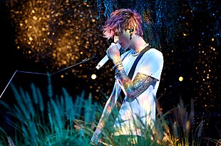 「【2022 #BBMAs】マシン・ガン・ケリー、ラブ・ソング「Twin Flame」をミーガン・フォックスと“まだ生まれていない子供”に捧げる」