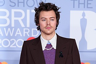 「ハリー・スタイルズ、パジャマ姿で絵本を朗読する動画が公開」