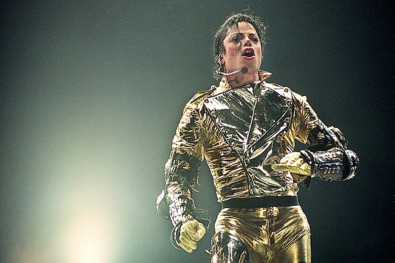 マイケル・ジャクソン「故マイケル・ジャクソン、「スリラー」MVで着用した赤いジャケットが米ロックの殿堂で展示」1枚目/1