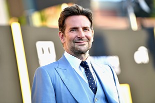 「ブラッドリー・クーパー、故レナード・バーンスタインに激似のNetflix映画『マエストロ』場面写真公開」