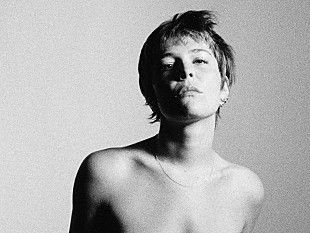 「マギー・ロジャース、新曲「Want Want」のMVはお気に入りのカラオケ・バーで撮影」