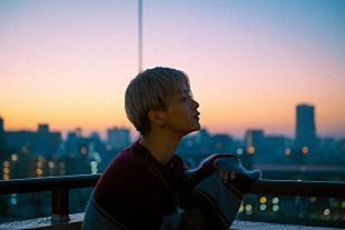 「くじら、新曲「キャラメル」自身歌唱＆feat. 春野の2バージョンMV公開」