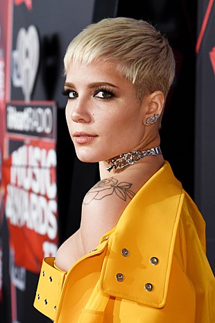 「ホールジー、そっくりと話題のミリー・ボビー・ブラウンに伝記映画で主演を務めてほしいとラブコール」