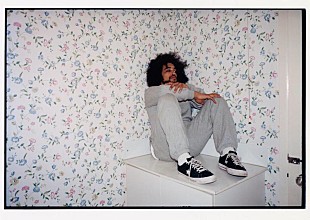 「ウー・ルー、『時計じかけのオレンジ』『悪魔のいけにえ』などからインスピレーション受けたMV公開」