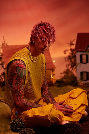 「マシン・ガン・ケリー、全米1位アルバムに6曲追加収録したDX版配信」