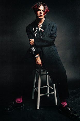 「ヤングブラッド、新曲「ドント・フィール・ライク・フィーリング・サッド・トゥデイ」MVでファンと水鉄砲合戦」