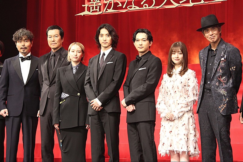 「吉沢亮、大先輩たちにひざまずかれ「せりふを言うとき声が震えた」 山崎賢人「水分補給をして、『キングダム』で盛り上がって」」1枚目/1