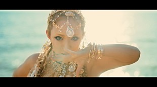 「浜崎あゆみ、煌びやかな衣装で中毒性のあるダンス「Summer Again」MV公開」