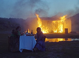 「AAAMYYY×anoのコラボ曲「あの笑み」シュールなMV公開」