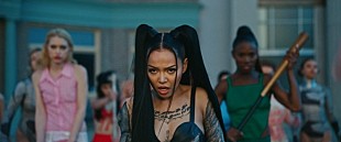 「ベラ・ポーチ、グライムスなど著名人が出演「Dolls」MV公開　8月にデビューEPをリリース」