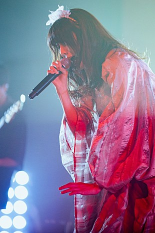 「＜ライブレポート＞黒木渚、デビュー10周年記念ライブを開催「ロマンを終わらせない。だから100年先も応援する気持ちでいてください」」