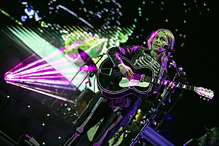 「フィービー・ブリジャーズ、ロンドン公演にThe 1975のマット・ヒーリーが飛び入り参加」