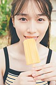 守屋麗奈「守屋麗奈（櫻坂46）1st写真集、封入用ポストカード2種類目は“アイスキャンディをペロり”」1枚目/5